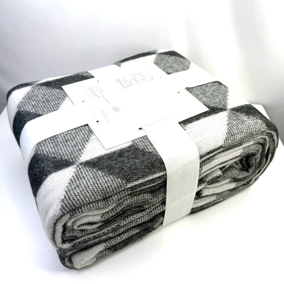 Project 62 X Nate Berkus Gray White Modern Geometric King Size Blanket NWT - Picture 8 of 10